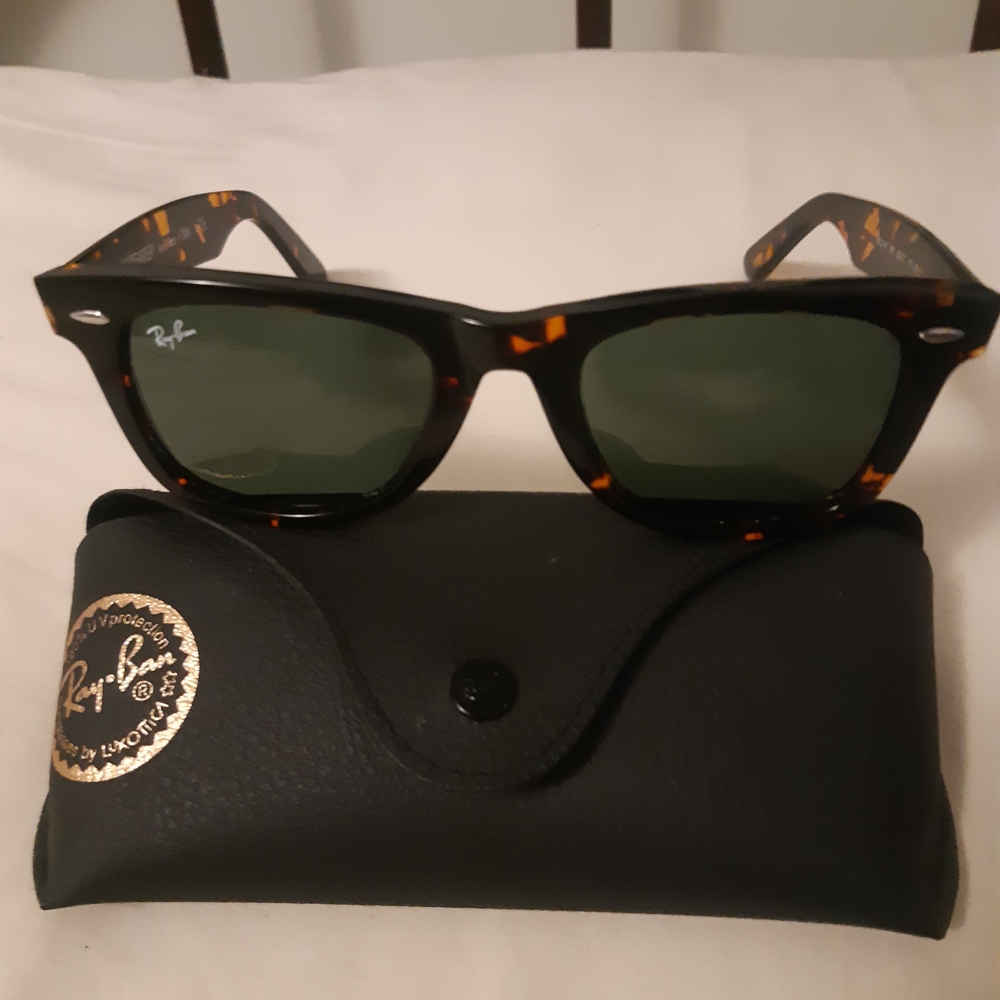 Ray-Ban Classic Tortoise Sunglasses with Black Case